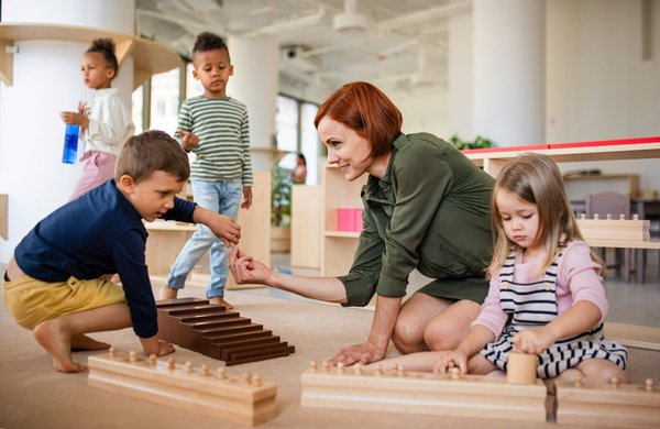 Les essentiels du meuble montessori pour un espace éducatif